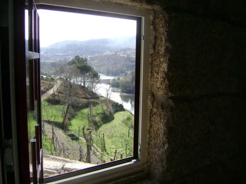 Das alte Steinhaus mit Pool und Fluss. - Image 1
