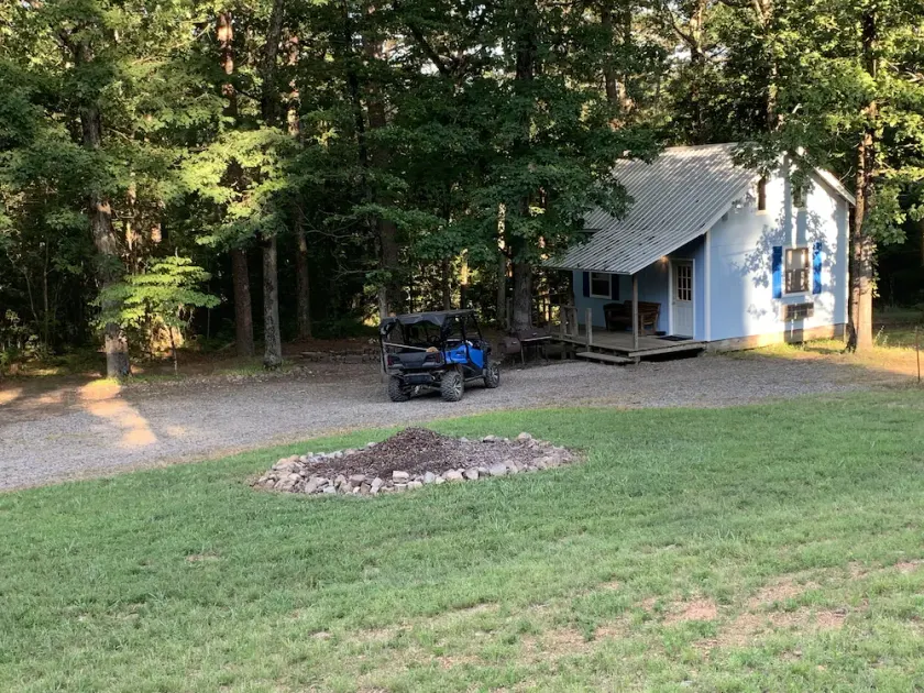 Quaint cabin in the heart of the Ozark Mountains. - Image 1