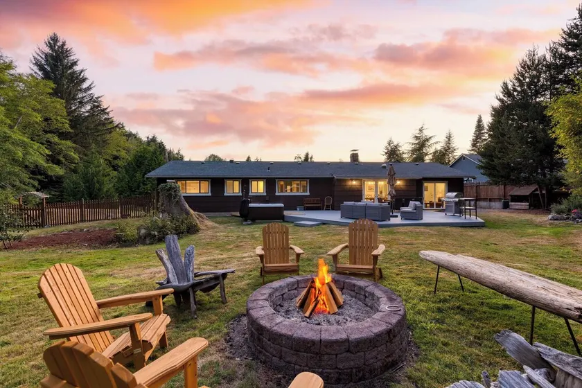 Lodge at Deception Pass by Avantstay Trails, Hot Tub, Walk to Cornet Bay - Image 1