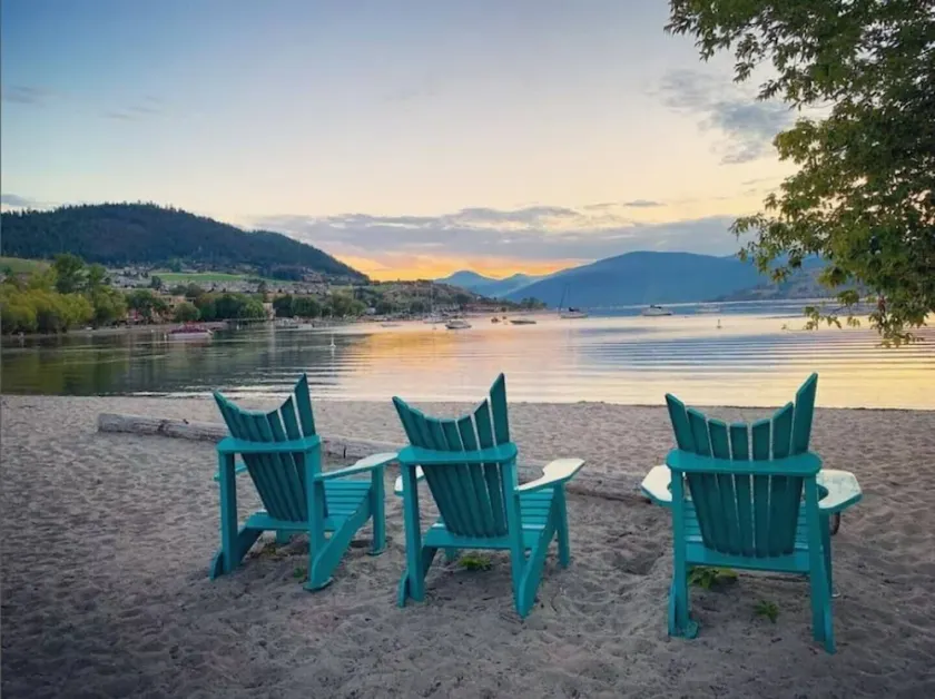 Lake Okanagan Cozy Beach Condo! Corner Penthouse w/ 180° Views - Image 1