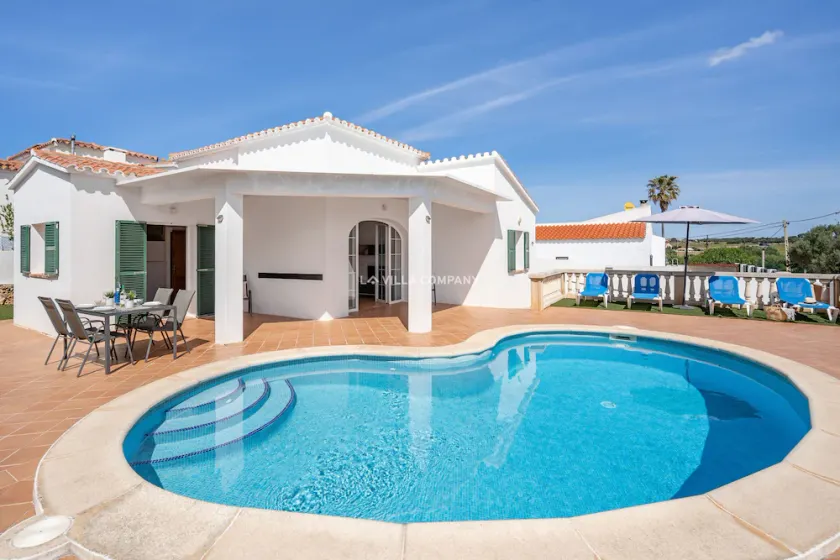 Modern villa with private pool, AC, WIFI, sleeps 6, 10 min to beach and centre - Image 1