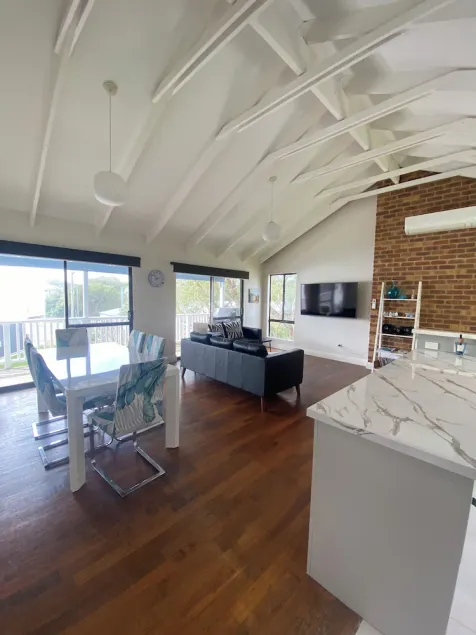 Bayside Beach House Living - Image 1