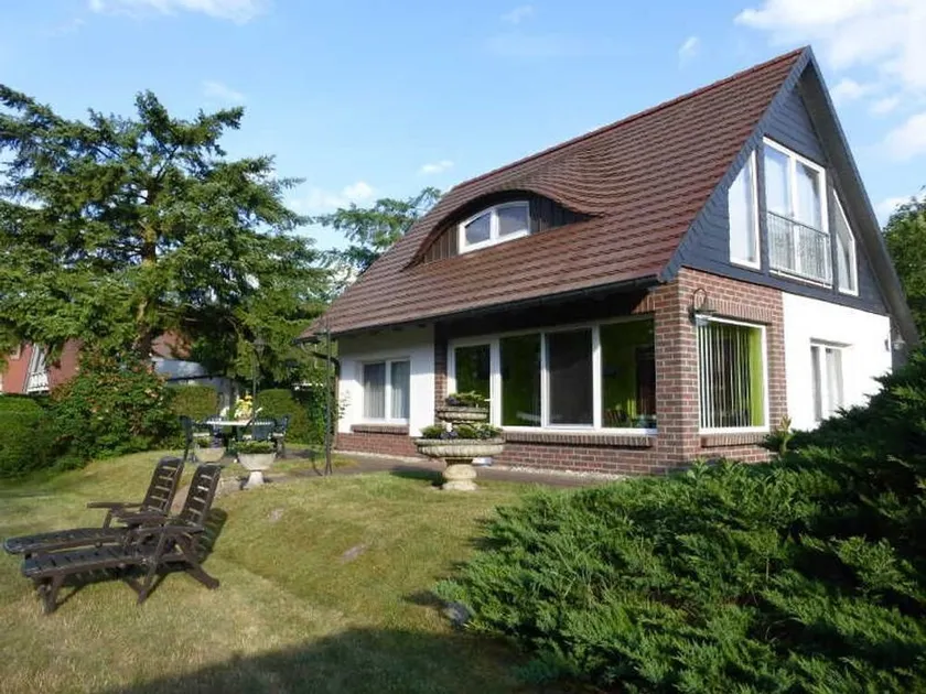 Cottage by the water (64534) - Image 1