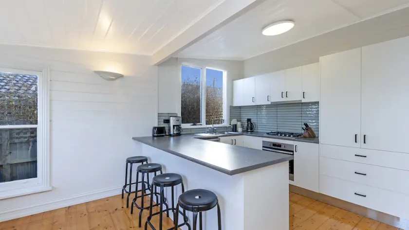 A quaint little retreat for a family, situated in a quiet family friendly cul de sac. - Image 1