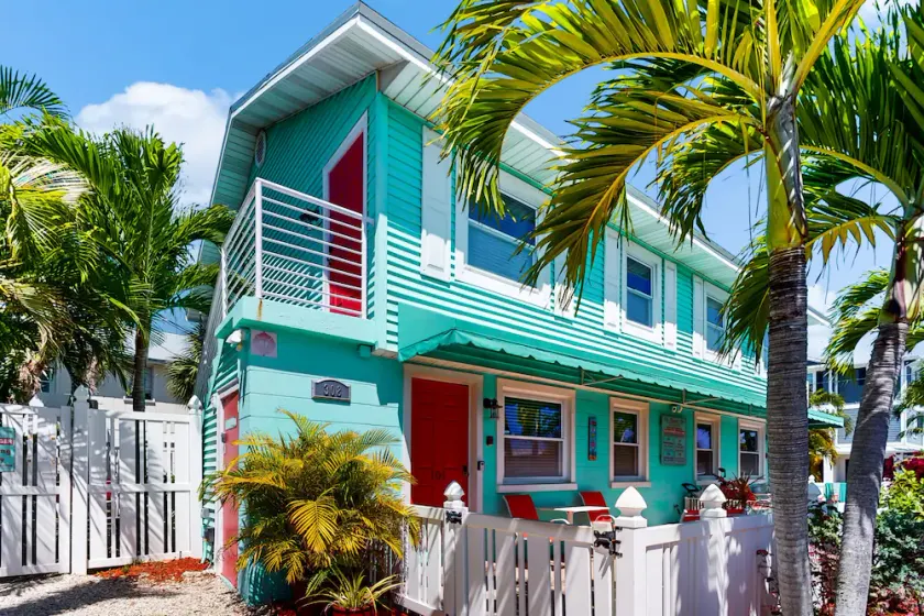 2nd-floor condo with heated pool - walk to beach/Bridge Street - Image 1