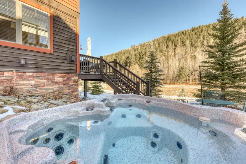 Luxe moderne dans une belle maison de montagne! Bain à remous privé et vue sur la montagne! - Image 1