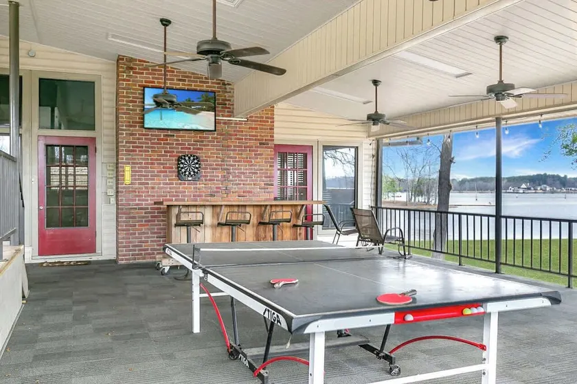 Sleeps 15 - Huge Yard - Lakefront - Perfect House for Large Groups - Image 1