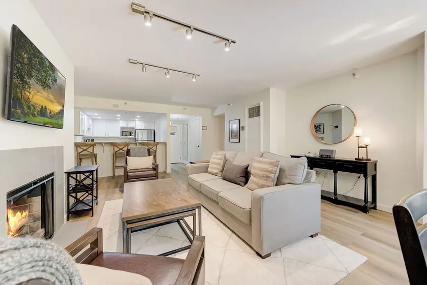 Silver King 413 | 150 Yards to Lifts | Fireplace | Kitchen | End Unit | Mtn View | Pool & Hot Tub - Image 1