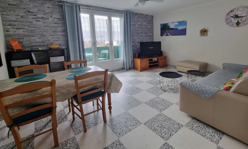 SPACIOUS, CLEAN, COMFORTABLE APARTMENT CLOSE TO TOWN CENTER - Image 1