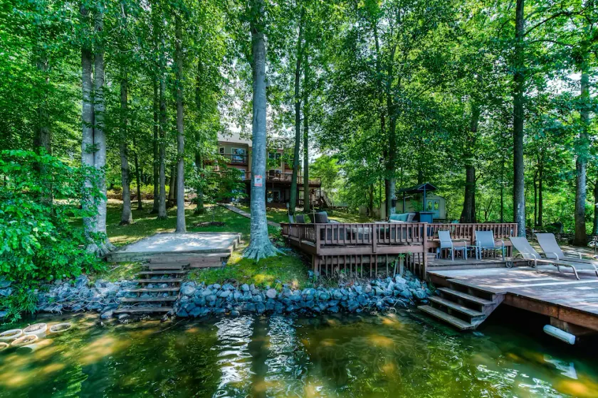 Spacious lake lodge with a private dock, wraparound decks & foosball - Image 1