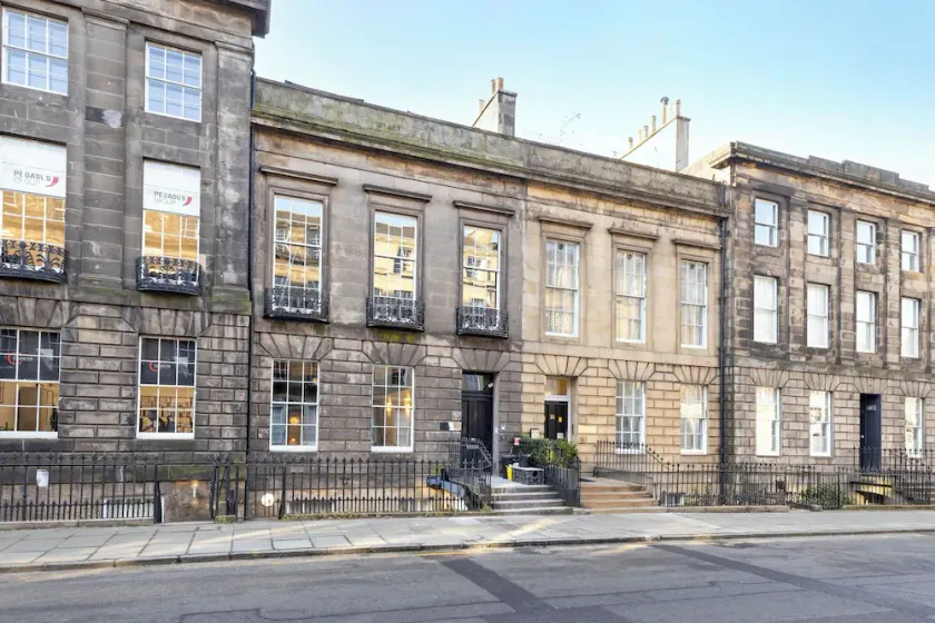 JOIVY 3BR Flat in Haymarket with Free Parking - Image 1
