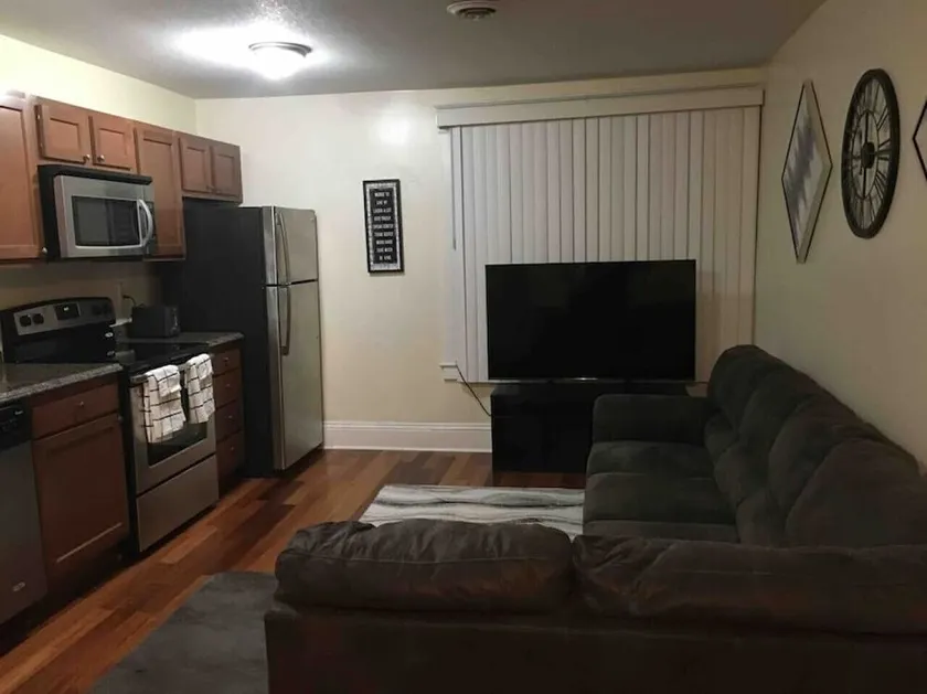 luxery lounge with free parking - Image 1