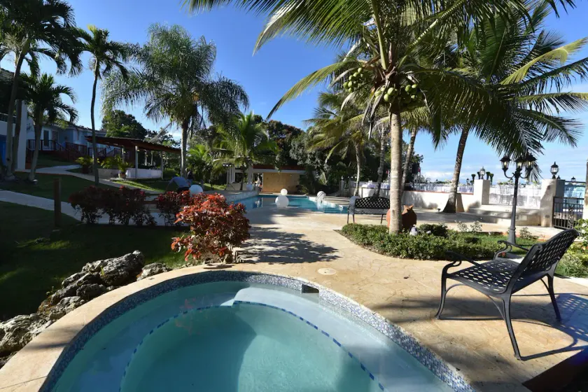 Honey Moon Suite, apt 4, Pool, Jacuzzi, Pool Table, 5 min to RD#2 - Image 1