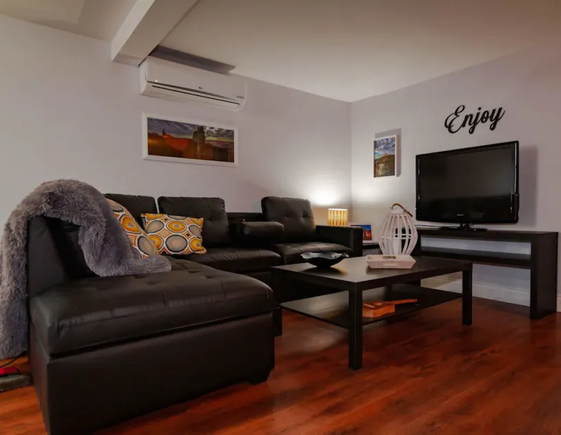 Appartement entièrement équipé d'une chambre à thème nautique. - Image 1