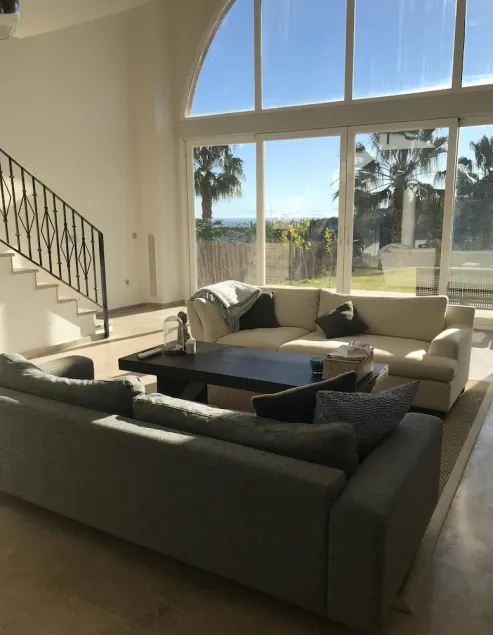 Familjhem med privat trädgård i skandinavisk stil - Image 1