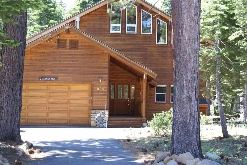 Moderne, lumineux, dos à la forêt, marche jusqu'au sentier Tahoe Rim - Image 1