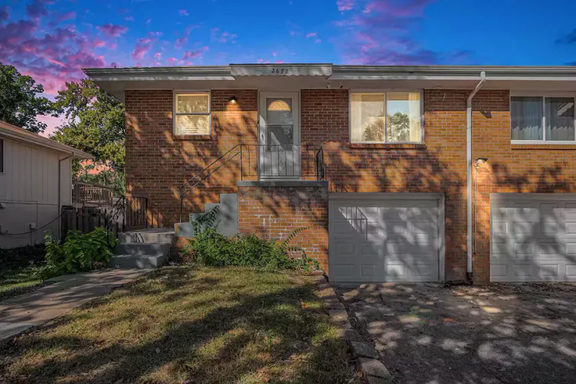  Modern 4BR NW Omaha, Garage, Fenced Yard, EV Charger, W/D, Pet-Friendly - Image 1