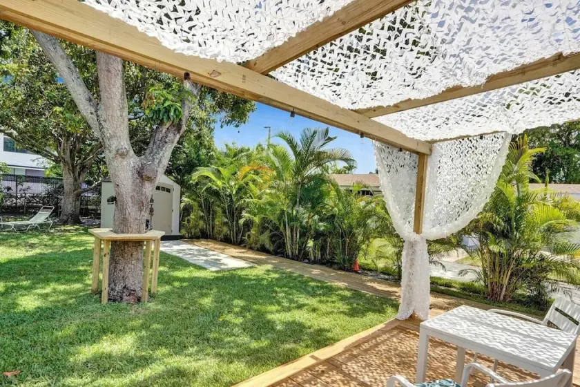 Hallandale Beach Modern apartment Chic Backyard - Image 1