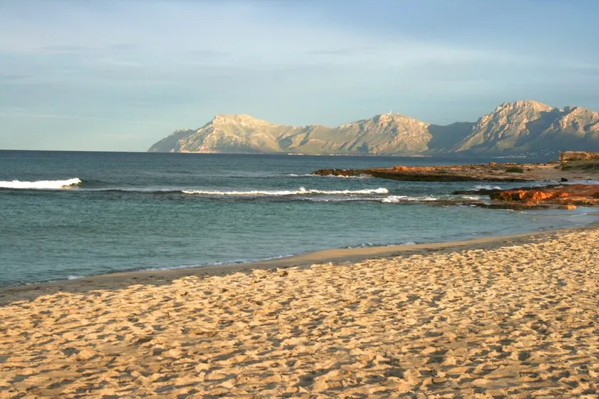 Modern lägenhet med balkong och stor terrass med utsikt över havet - Image 1