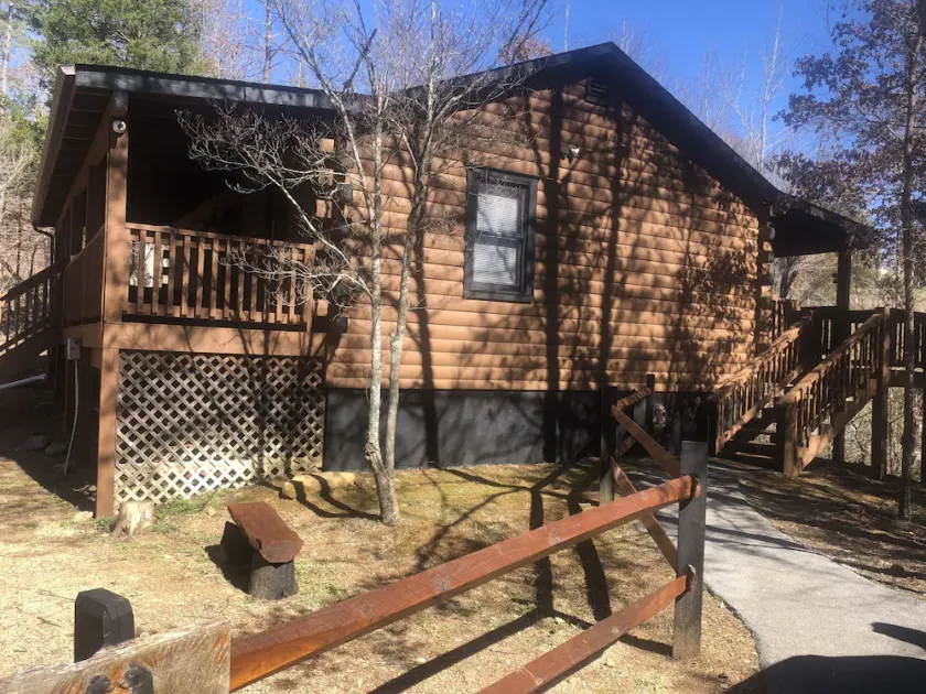 PRIVATE & SECLUDED-ROMANTIC, DANCING BEAR CABIN - Image 1