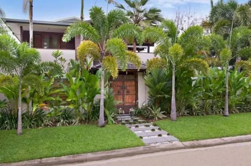 5 bedroom 5 bathroom, private poolside cabana bedroom, Beach 20meters - Image 1