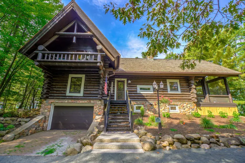 Cozy Lake front luxury, hot tub, ice fish, snowmobile, fireplace, screened porch - Image 1