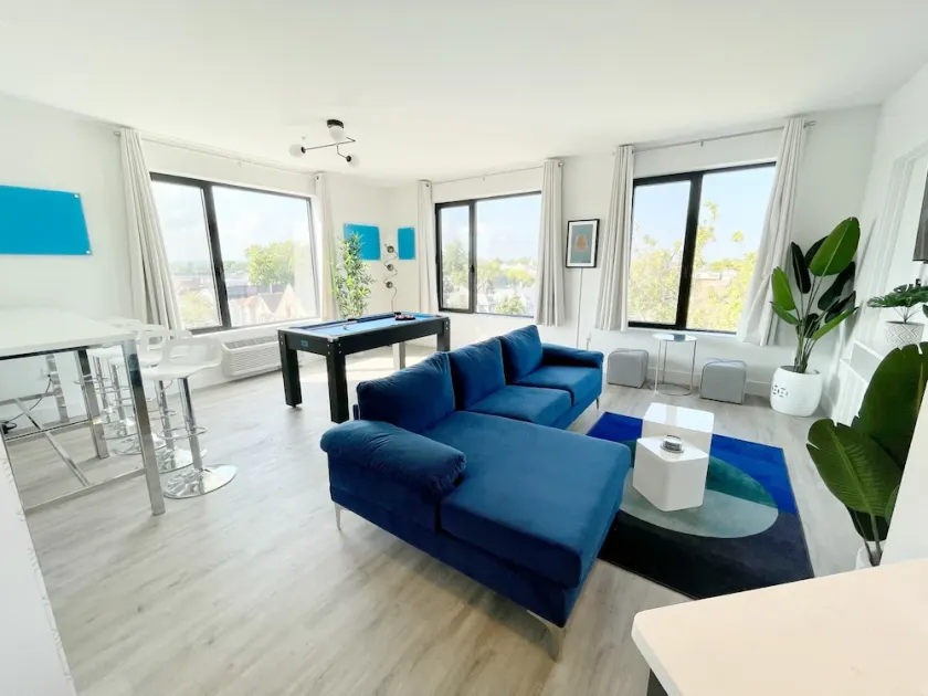 Modern 2BR Indoor Pool Near NYC & MetLife - Image 1
