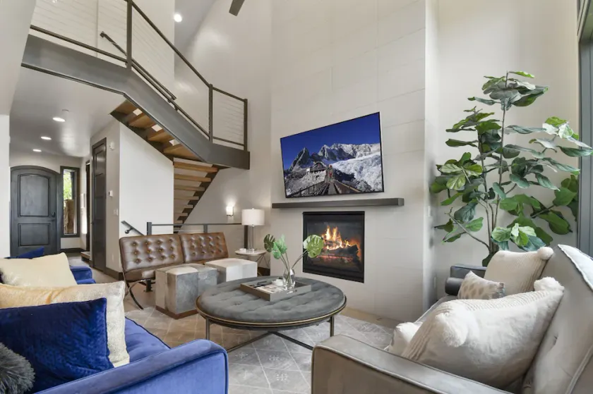 Walk to Skiing at Frostwood Gondola, Luxury Townhome on Golf Course, Private Hot Tub, Mountain Views - Image 1