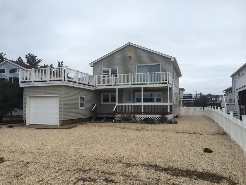 Outstanding Bayviews from this 1st floor duplex - Image 1
