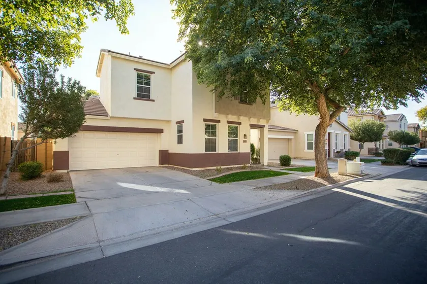 Cozy and Cute 2 story home in Gilbert 3 bedrooms 2.5 baths 2 car garage - Image 1