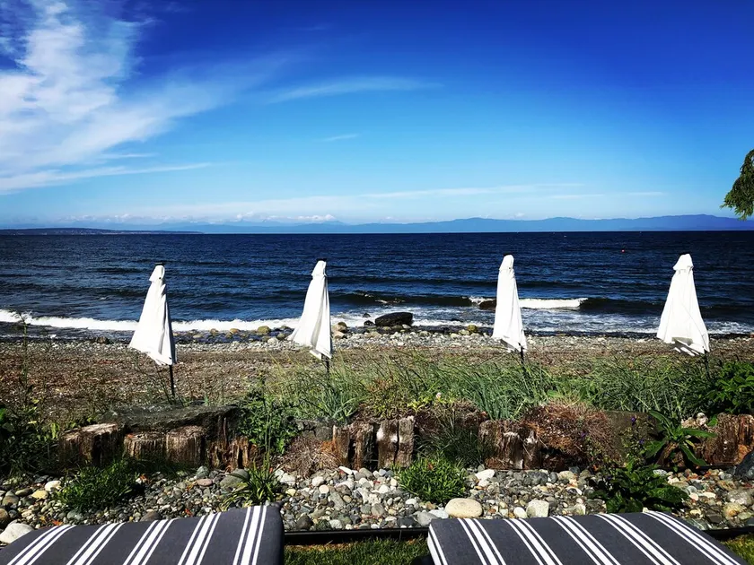 Family 2 bedroom beachfront, hot tub, kayaks, clams/oysters, many hiking trails - Image 1