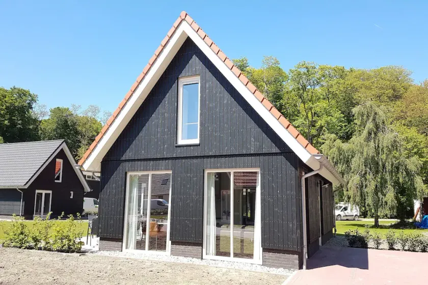 Modern Villa with Garden - Image 1
