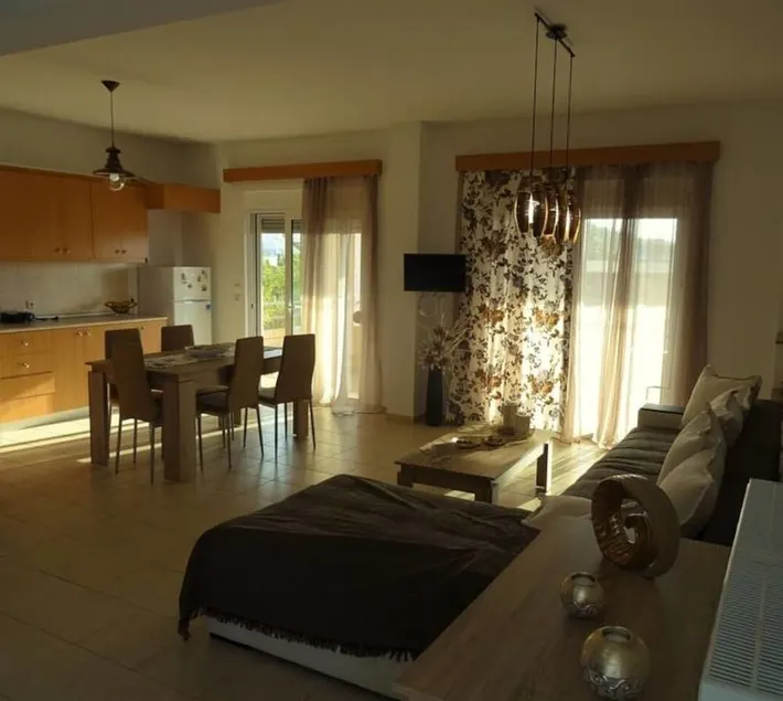 Appartement entièrement rénové, avec une vue magnifique sur le coucher du soleil et à proximité de la plage. - Image 1