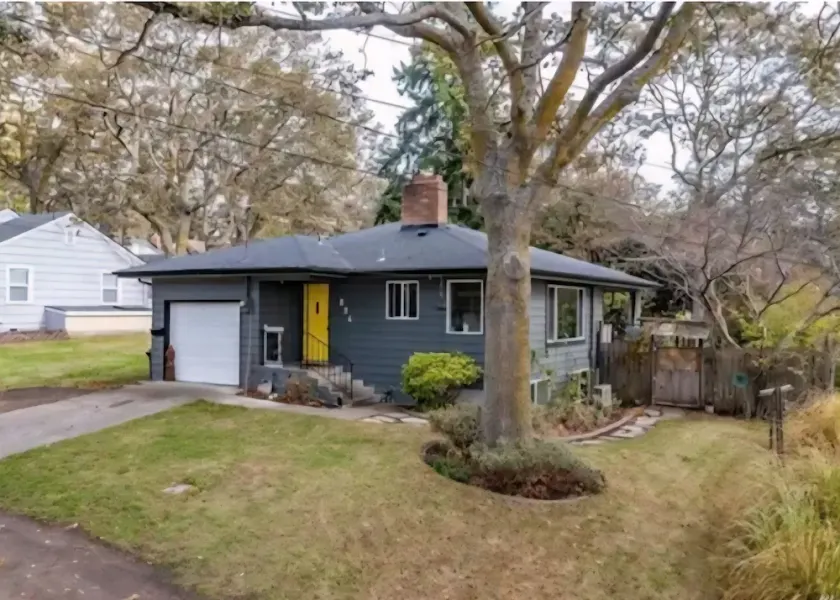 Bright 2bd/1ba main level of home, partial water view, close to old town. - Image 1