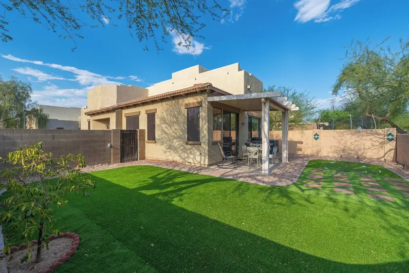 Patio, Grill & Pool Access: Family Retreat in Mesa - Image 1