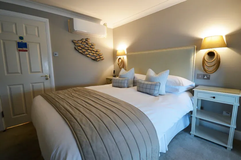 Hurst - Cosy King Room  - Ensuite with Bath - Image 1