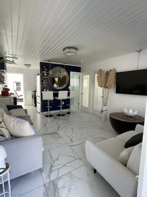 Modern oasis loaded w/amenities! 5-8 mins to the beaches, shops dining & ferries - Image 1
