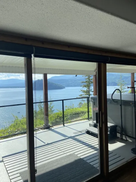 Fantastisk udsigt over Shuswap-søen fra boblebadet - Image 1