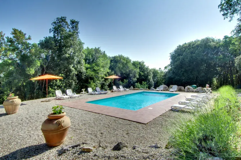 5 bedroom property with private pool, gym, ping pong, 90km northern Rome - Image 1
