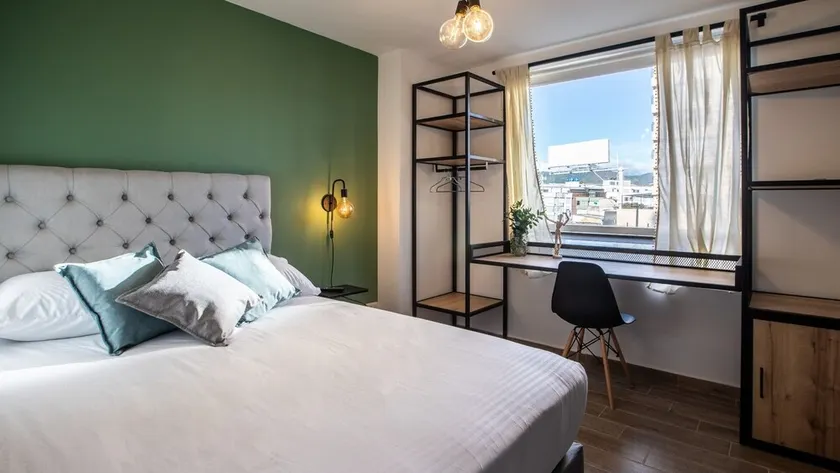 Enjoy a hotel room - Image 1