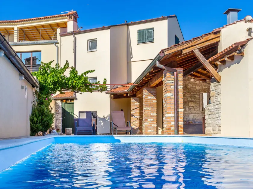 Rustic Holiday Home With Private Pool in the Center of Medulin Near the Beach - Image 1