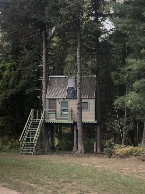 Rustic Treehouse on fabulous private boating, fishing and swimming lake - Image 1