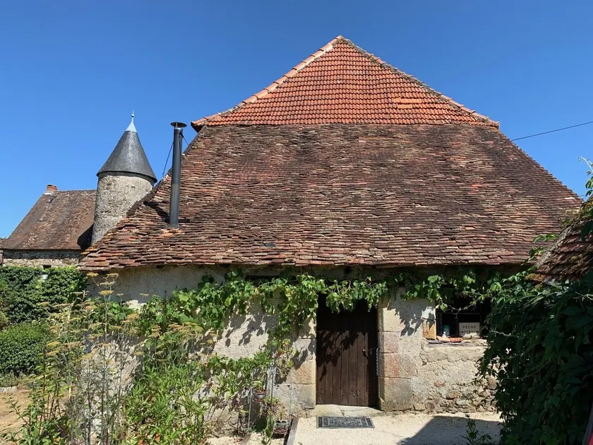 Contemporary Barn Conversion by a Medieval Chateau - Image 1