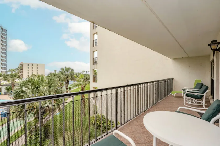 Saida IV 307 - 2-bedroom at beachfront resort, family-friendly - Image 1