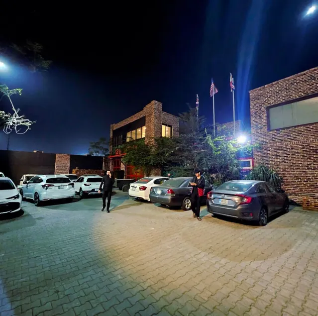 Modern Family Retreat in Lahore - Pool, WiFi & Prime Location - Image 1
