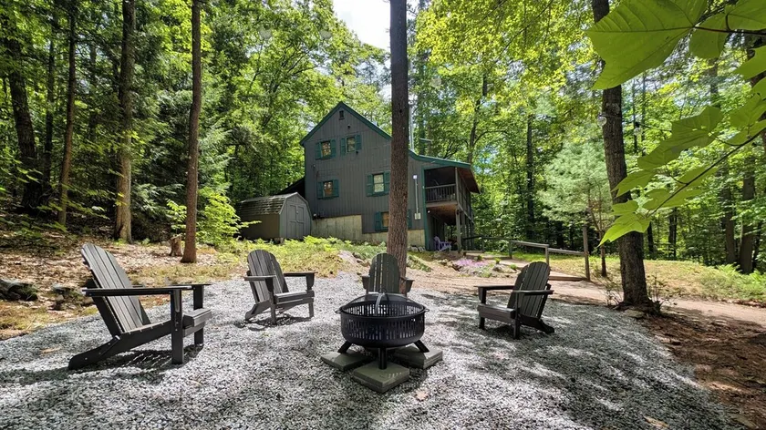 Minutes to Beach Pet Friendly House w Firepit, Grill, 2 Kayaks + Screen Porch - Image 1