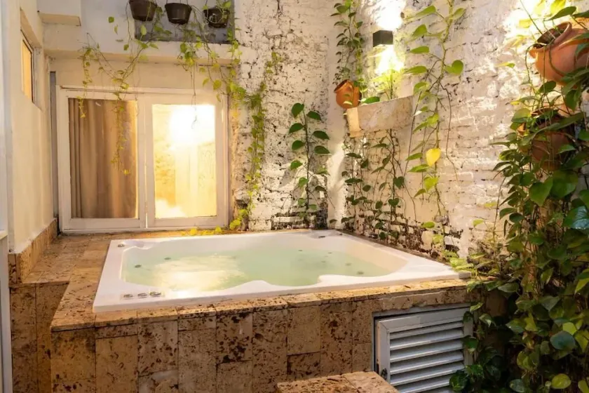 3BR old City Amazing House Wifi Jacuzzi Hottub A/C - Image 1
