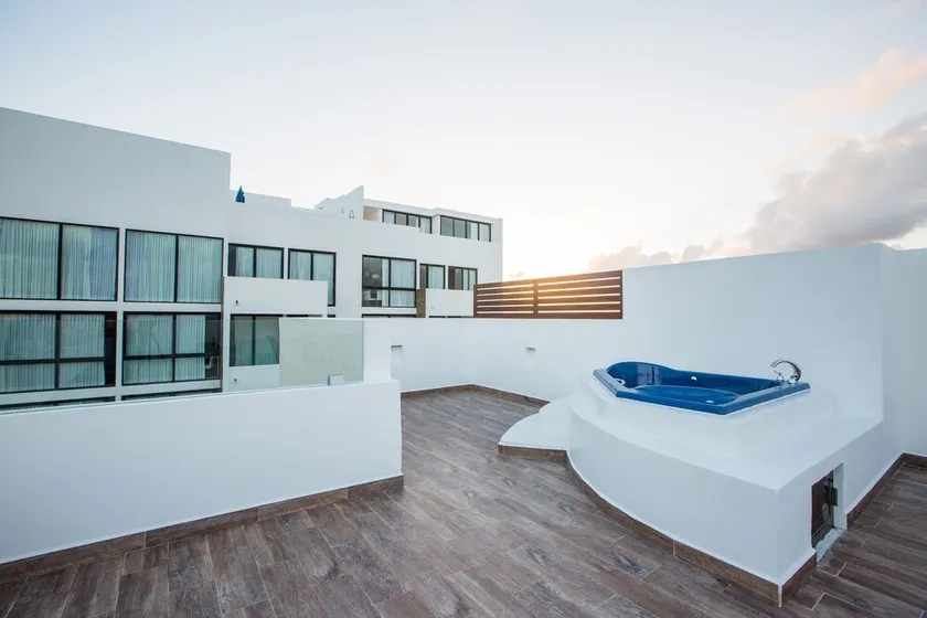 Central Huge PH with Private Rooftop and Jacuzzi - Image 1