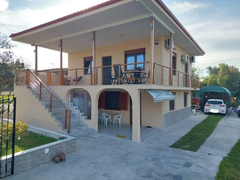 Villa Anastasia 1ος Όροφος Εξοχικής Παραθαλάσσιας Κατοικίας Νέα Ηράκλεια Χαλκιδικής - Image 1