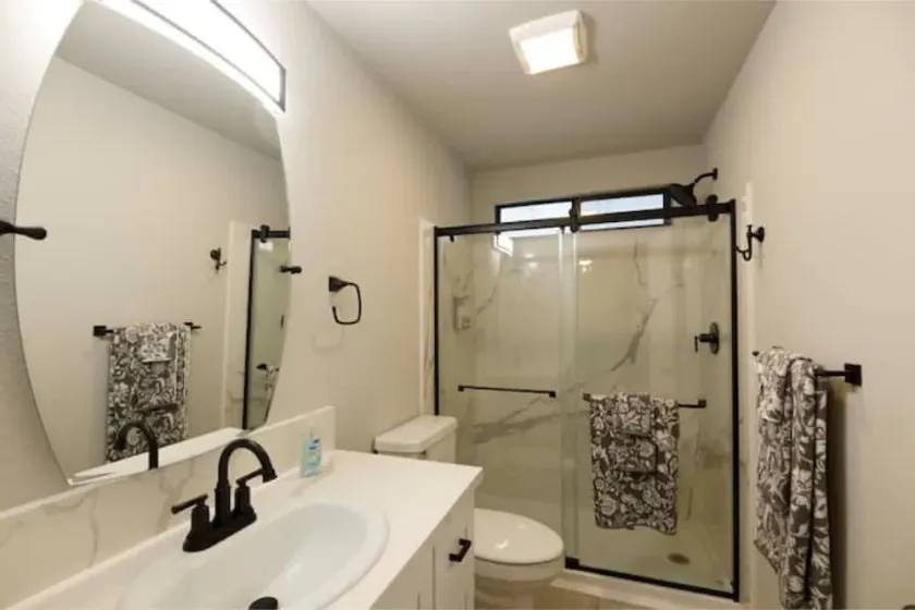 Retreat 5 bed, 4 room 3.8 mi. from Redding Airport - Image 1